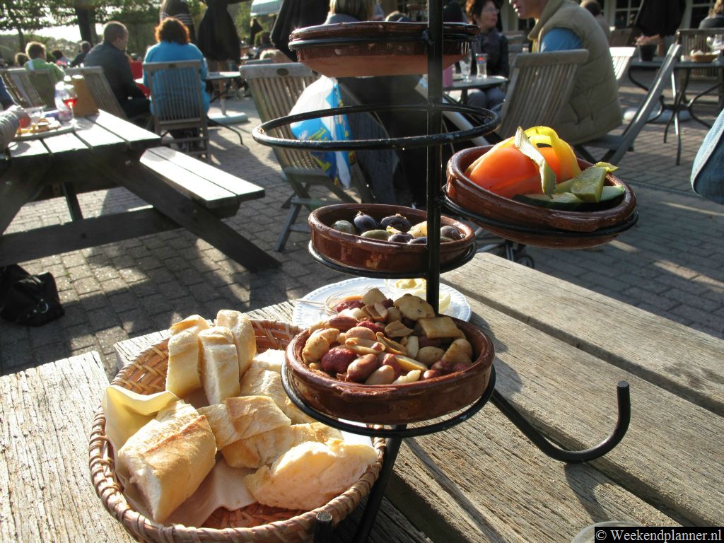 Na een flinke wandeling of fietstocht is het goed uitrusten op het terras.  Tips: U kunt natuurlijk ook gaan picknicken.